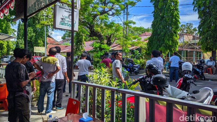 Warga di Parepare berhamburan ke jalan akibat guncangan gempa