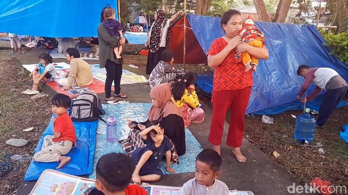 Warga mengungsi di Stadion Manakarra Mamuju pascagempa M 5,8.