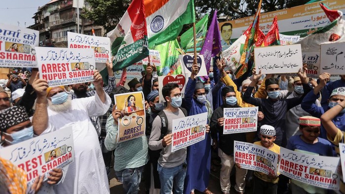 People holding placards shout slogans demanding the arrest of Bharatiya Janata Party (BJP) member Nupur Sharma for her blasphemous comments on Prophet Mohammed, on a street in Mumbai, India, June 6, 2022. REUTERS/Francis Mascarenhas