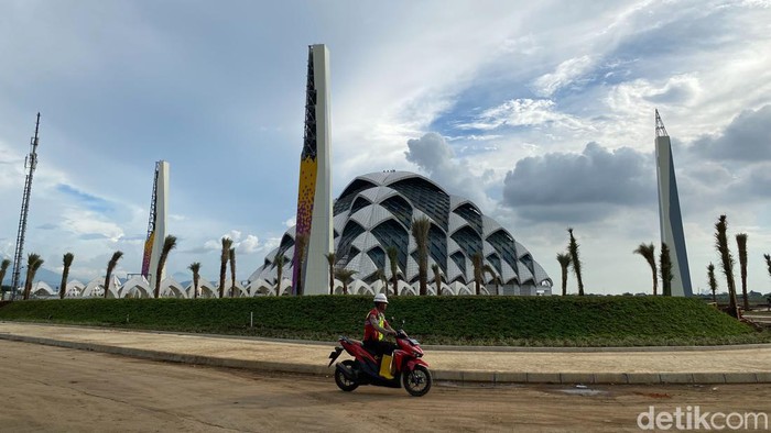 Warga selife di Masjid Al Jabbar