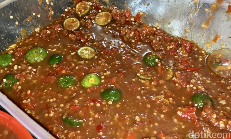 Waroeng Tiki Taka: Ayam Goreng Pakai Sambal Terasi Pedas Nampol