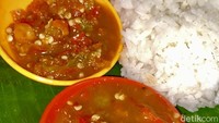 Sambal yang terkenal pedas membuat Waroeng Tiki Taka viral. Warung ini menyebutnya sambal setan karena tingkat kepedasannya yang tinggi. Foto: detikFood/Yenny Mustika Sari