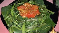 Kalau ingin tambah nikmat, kamu wajib memesan plecing kangkung seharga Rp 10.000. Kangkung yang telah direbus disajikan dengan topping sambal setan yang pedasnya menggoyang lidah. Foto: detikFood/Yenny Mustika Sari