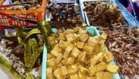 Warung tenda ini menawarkan setidaknya 25 lauk yang dapat digoreng. Kamu bisa memesannya sesuai selera dengan harga rata-rata Rp 16.000-an. Foto: detikFood/Yenny Mustika Sari