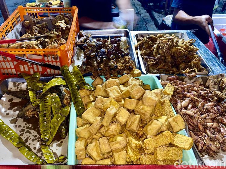 Ayam Goreng hingga Sate Usus Ini Enak Disantap Bareng Sambal Setan