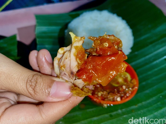 Waroeng Tiki Taka: Ayam Goreng Pakai Sambal Terasi Pedas Nampol