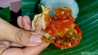 Sambal setan di warung ini pada dasarnya adalah terasi, namun menggunakan cabe rawit merah yang melimpah. Tak heran kalau sengatan pedasnya benar-benar nyetrum di lidah. Foto: detikFood/Yenny Mustika Sari