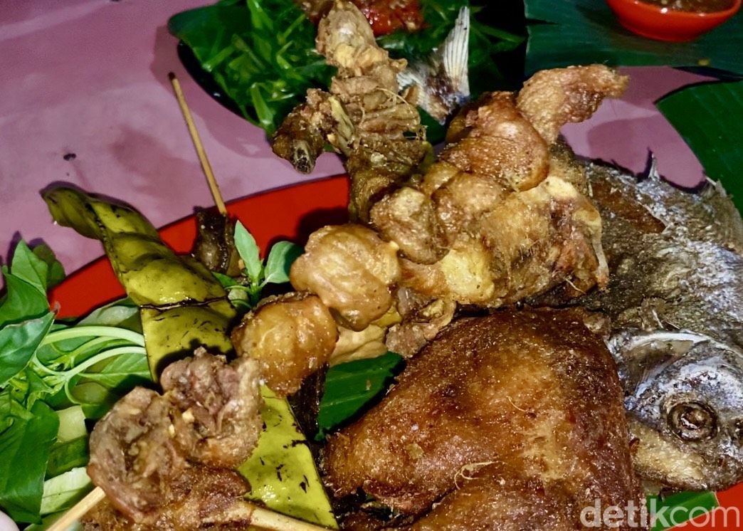 Waroeng Tiki Taka: Ayam Goreng Pakai Sambal Terasi Pedas Nampol