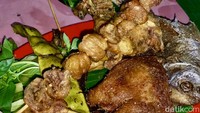 Kulit goreng (Rp 8.000 per tusuk) dari Waroeng Tiki Taka juga jangan sampai dilewatkan. Satu tusuknya berisikan kulit yang lebar dan teksturnya masih agak lembut karena tidak digoreng sampai kering. Foto: detikFood/Yenny Mustika Sari