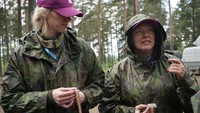 Perang yang berkecamuk di Ukraina imbas invasi Rusia memicu kekhawatiran di kalangan masyarakat Finlandia. Menurut polling yang dirilis Kementerian Pertahanan Finlandia bulan lalu, sekitar 85 persen warga Finlandia memandang Rusia memiliki dampak negatif untuk keamanan negara itu -- dibandingkan 34 persen dalam polling tahun 2007. Polling yang sama menunjukkan sekitar 83 persen warga Finlandia berpikir mereka harus mengangkat senjata jika terjadi serangan militer terhadap negara mereka, meskipun hasilnya tidak pasti.