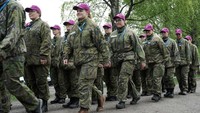 Sejumlah wanita Finlandia berbaris selama mengikuti latihan militer pertahanan sipil sukarela yang digelar di Hattula, Finlandia, Sabtu (28/5/2022).