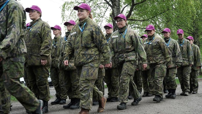 Perang di Ukraina membuat sejumlah wanita di Finladia belajar bertempur untuk mempertahankan negaranya jika terjadi serangan militer. Seperti apa latihannya?