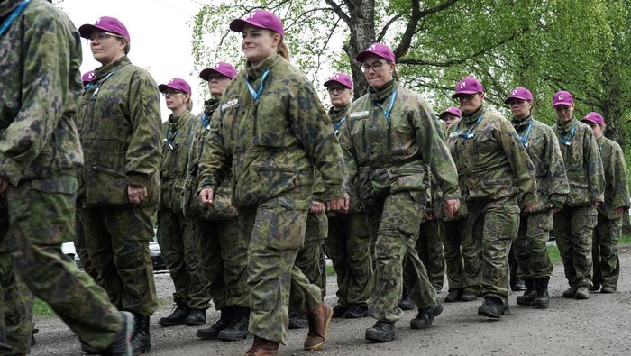 Was-was Perang, Wanita Finlandia Masuk Hutan Demi Ikut Latihan Militer Perang di Ukraina membuat sejumlah wanita di Finladia belajar bertempur untuk mempertahankan negaranya jika terjadi serangan militer. Seperti apa latihannya?
