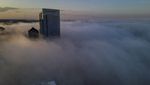 Foto Dramatis Lansekap Kota Milwaukee Saat Berselimut Kabut