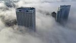 Foto Dramatis Lansekap Kota Milwaukee Saat Berselimut Kabut