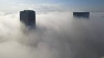 Foto Dramatis Lansekap Kota Milwaukee Saat Berselimut Kabut