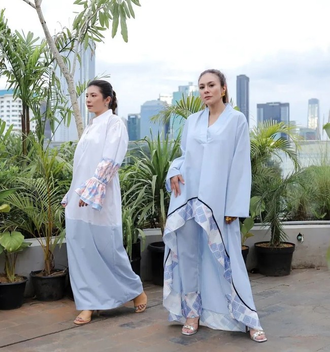 Melalui akun Instagram masing-masing, Shalom dan Wulan juga sering membagikan foto-foto kebersamaan mereka. Seperti dalam foto yang satu ini. Tampil mengenakan busana berwarna pastel, keduanya terlihat kompak. Foto: Instagram/@wulanguritno