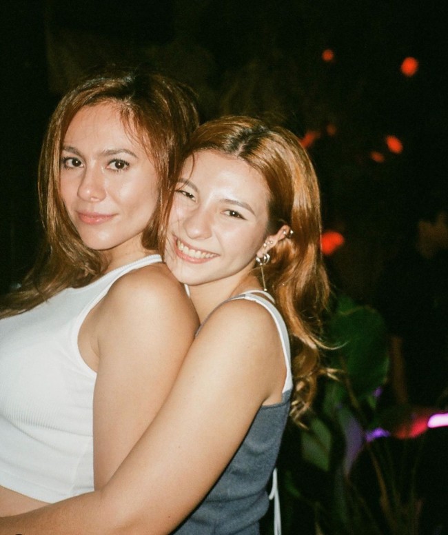 Tak hanya penampilannya yang seperti kakak dan adik, keduanya juga tampak sangat dekat seperti layaknya sahabat seumuran. Tak heran jika banyak netizen yang mengidolakan pasangan ibu dan anak tersebut. Foto: Instagram/@sharazaaa