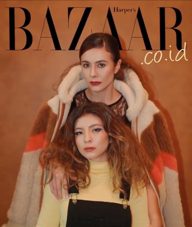 Begini gaya Wulan Guritno bareng Shalom Razade saat melakukan pemotretan. Melihat gaya keduanya, nggak heran jika banyak netizen yang menyebut keduanya seperti kakak dan adik. Foto: Instagram/@wulanguritno