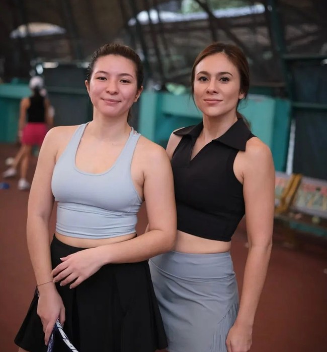Kompak bergaya sporty mengenakan busana olahraga crop top berwarna hitam dan abu-abu, Wulan dan Shalom tampak memukau. Walaupun tidak mengenakan makeup, keduanya tetap terlihat cantik. Foto: Instagram/@wulanguritno