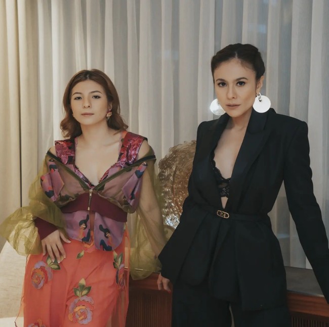 Memiliki penampilan yang stylish dan awet muda membuat Wulan Guritno seringkali disebut-sebut netizen seperti kakak dari sang anak, Shaloom Razade. Bagaimana tidak, walaupun sudah berusia 41 tahun namun gayanya masih seperti anak muda dan tak kalah dari sang anak. Foto: Instagram/@wulanguritno