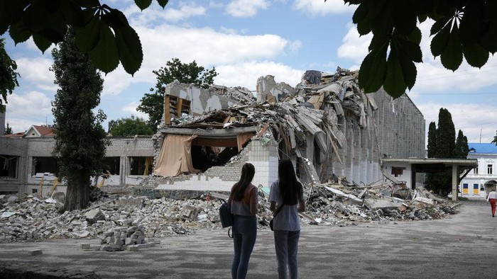 1401570415 ZHYTOMYR, UKRAINE - JUNE 07: The bomb destroyed remains of the Lyceum Number 25 School on June 07, 2022 in Zhytomyr, Ukraine. The School was hit by a Russian cruise missile in early March 2022 and waits to be rebuilt or demolished. The Ukrainian government have announced that school children will return to school after the Summer break where possible. (Photo by Christopher Furlong/Getty Images)