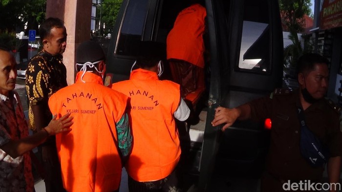4 terpidana pemalsu dokumen untuk cairkan dana BOP di Sumenep digelandang ke mobil tahanan