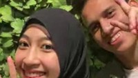 Potret Egy Maulana Vikri dan Adiba Khanza video call dengan salah satu teman mereka. Foto: dok. Instagram Adiba Khanza (by Pillion)
