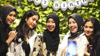 Senyum Adiba Khanza semakin merekah dengan kehadiran para sahabat. Foto: dok. Instagram Adiba Khanza (by Pillion)