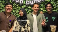 Sudah dekat selama 4 tahun, Adiba dan Egy Maulana Vikri belum lama ini dikabarkan sudah lamaran. Namun, hal itu sudah dibantah oleh Umi Pipik dan juga Adiba. Foto: dok. Instagram Adiba Khanza (by Pillion)