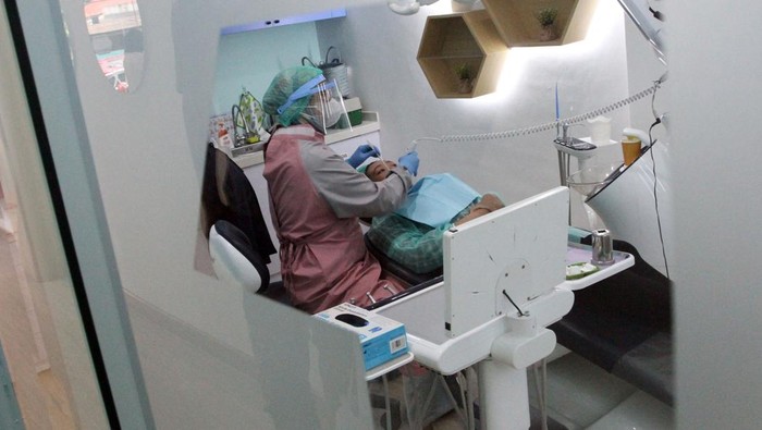 Sebanyak 300 relawan gigi di 72 kota di Indonesia lakukan perawatan lanjutan (scaling) kepada masyarakat. Mereka memberikan penjelasan tentang kesehatan gigi.