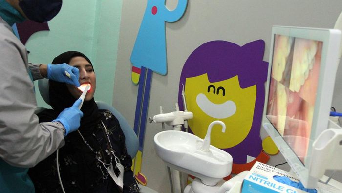 Sebanyak 300 relawan gigi di 72 kota di Indonesia lakukan perawatan lanjutan (scaling) kepada masyarakat. Mereka memberikan penjelasan tentang kesehatan gigi.