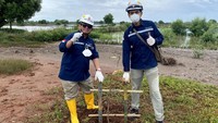 Sebagai informasi, proyek Independent Power Plant (IPP) Jawa-1 merupakan proyek yang mengintegrasikan fasilitas gas dengan pembangkit listrik. Paket integrasi itu terdiri dari PLTGU 1.760 MW, FSRU, pipa gas antara PLTGU dengan FSRU, dan jalur transmisi yang menyambungkan PLTGU dengan titik interkoneksi. Proyek ini berlokasi di desa Cilamaya, Kabupaten Karawang Jawa Barat. LNG yang dipasok oleh PLN akan diterima dan diregasifikasi di unit FSRU dan selanjutnya dialirkan dalam bentuk gas ke unit PLTGU Jawa-1 melalui pipa gas offshore dan onshore. Lalu, lstrik yang dihasilkan PLTGU Jawa-1 dialirkan ke gardu induk milik PLN di desa Sukatani, kabupaten Bekasi melaui transmission line sepanjang 52 km.
