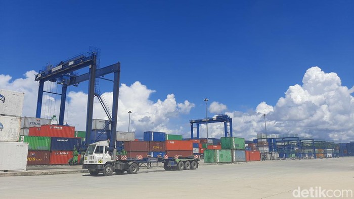 Aktivitas di Terminal Peti Kemas Kendari New Port