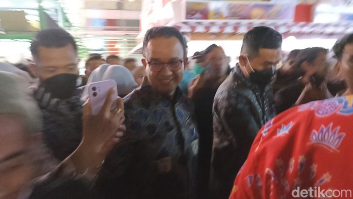Anies jadi sasaran selfie pengunjung di pembukaan Jakarta Fair 2022