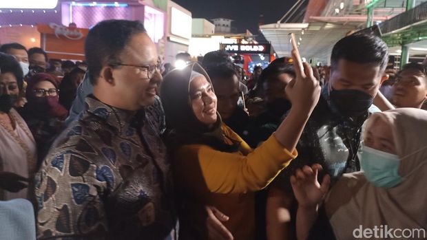 Anies jadi sasaran selfie pengunjung di pembukaan Jakarta Fair 2022