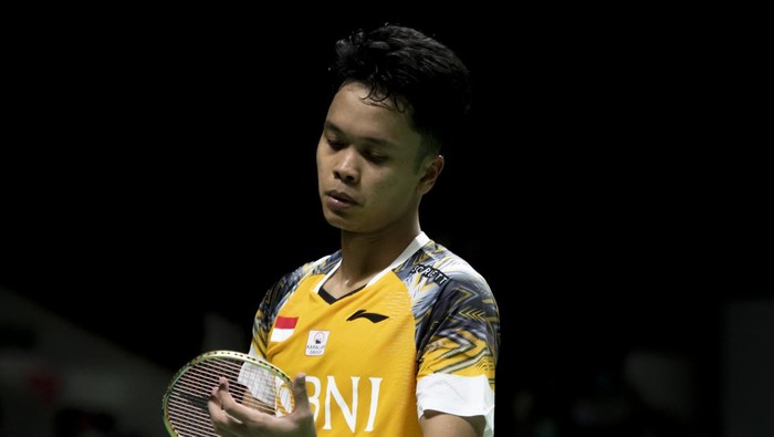 Pebulu tangkis tunggal putra Indonesia Anthony Sinisuka
Ginting memegang senar raketnya saat bertanding melawan pebulu tangkis tunggal putra Thailand Kunlavut Vitidsarn pada babak kualifikasi Daihatsu Indonesia Masters 2022 di Istora Senayan, Jakarta, Rabu (8/6/2022). Anthony Ginting menang dengan skor 16-21, 21-16 dan 21-18. ANTARA FOTO/Muhammad Adimaja/tom.