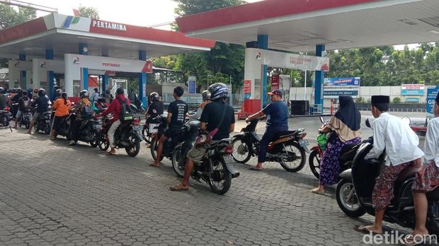 Antrean sepeda motor di salah satu SPBU yang ada di Kudus, Kamis (9/6/2022).