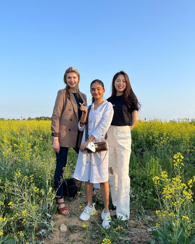 Meski baru pertama terlibat proyek film di Korea, Anushka mengaku sudah punya sedikit fans. Sangat mengejutkan bagiku tapi kejutan yang indah. Aku cinta fansku dan aku seperti ini karena mereka. Aku pikir mereka suka denganku karena mereka terkoneksi denganku. Foto: Instagram @anushkasen0408