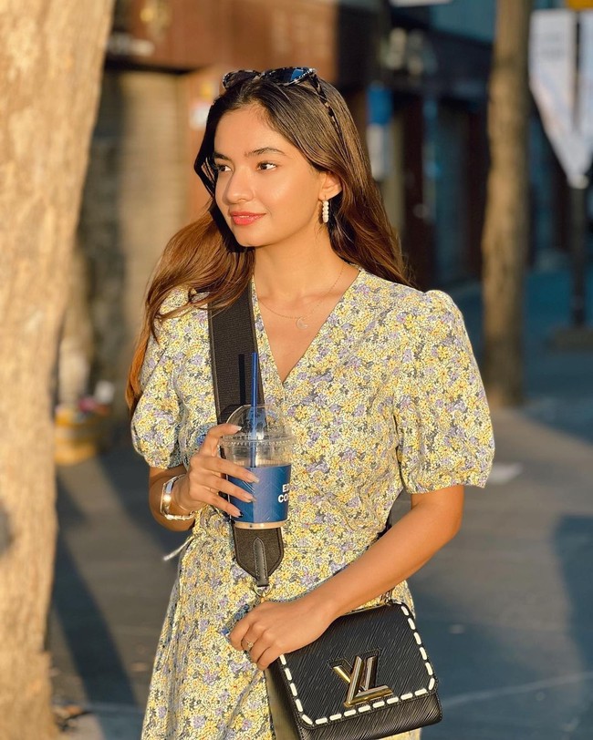 Tahun 2022 terlihat sangat menjanjikan. Aku sangat menantikan untuk bekerja dengan agensi Korea. Aku akan tampil di acara website berbahasa Korea dan sebuah film. Ini akan menjadi tahun yang berbeda untukku, ungkap Anushka. Foto: Instagram @anushkasen0408