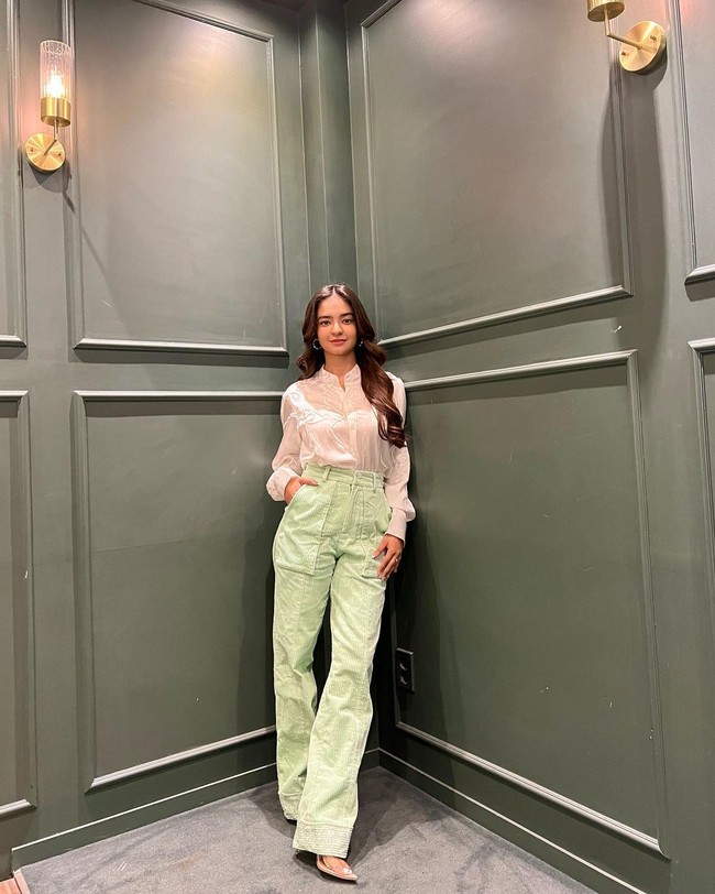 Anushka Sen merupakan artis muda yang cukup dikenal di India. Belum diketahui terlibat proyek baru di India tapi Anushka malah dikabarkan akan bermain drama di Korea. Hal itu terungkap dari unggahannya  di Instagram. Foto: Instagram @anushkasen0408