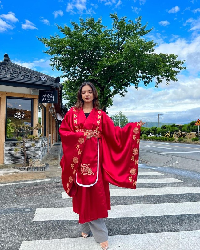 Kerjasama tersebut tampaknya terjadi seiring dengan semakin booming-nya dunia hiburan Korea. Dalam drama Squid Game yang jadi fenomena global pun ada seorang aktor India. Foto: Instagram @anushkasen0408