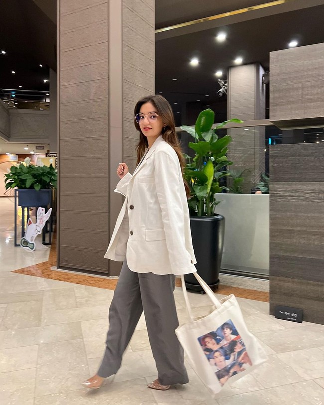 Ini semua kolaborasi antara India dan Korea. Ada banyak pertukaran antara India dan Korea dalam hal konsumsi. Kita suka KDrama dan KPop dan mereka juga suka film dan kebudayaan kita, katanya.Foto: Instagram @anushkasen0408