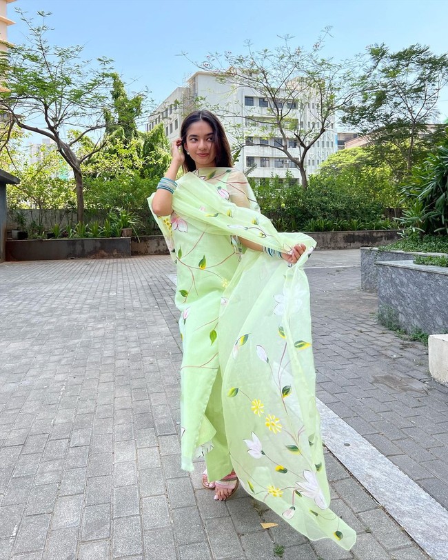 Dalam sejumlah postingan, Anushka menulis Hello Korea. Ia juga menyertakan tanda pagar #AsiaLab yang menjadi petunjuk penggemar bahwa wanita 19 tahun itu berpartisipasi dalam sebuah proyek di sana. Foto: Instagram @anushkasen0408