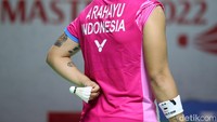 Hoo/Lim sempat memperkecil jarak menjadi 13-12, tapi ganda Indonesia mampu mengatasi tekanan dan memenangi gim pertama 21-17.