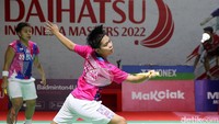 Fadia berusaha mengembalikan shuttlecock saat melawan Vivian Hoo/Lim Chiew Sien. 
