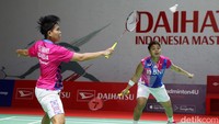 Apriyani/Fadia mulai mengejar kedudukan selepas interval dan memangkas jarak menjadi 15-11, 17-14, hingga menyamakan skor 19-19. 