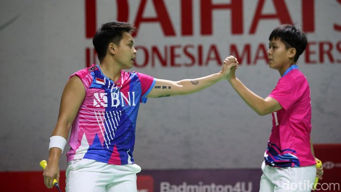 Apriyani Rahayu/Siti Fadia Silva Ramadhanti memastikan diri ke 8 besar Indonesia Masters 2022. Apriyani/Fadia lolos setelah mengalahkan ganda Malaysia, Vivian Hoo/Lim Chiew Sien di Istora Senayan, Jakarta, Kamis (9/6/2022).