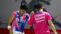 Apriyani dan Fadia melakukan perayaan.