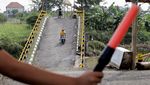 Ada Jembatan Rusak di Gresik yang Masih Dilalui Warga, Kok Bisa?